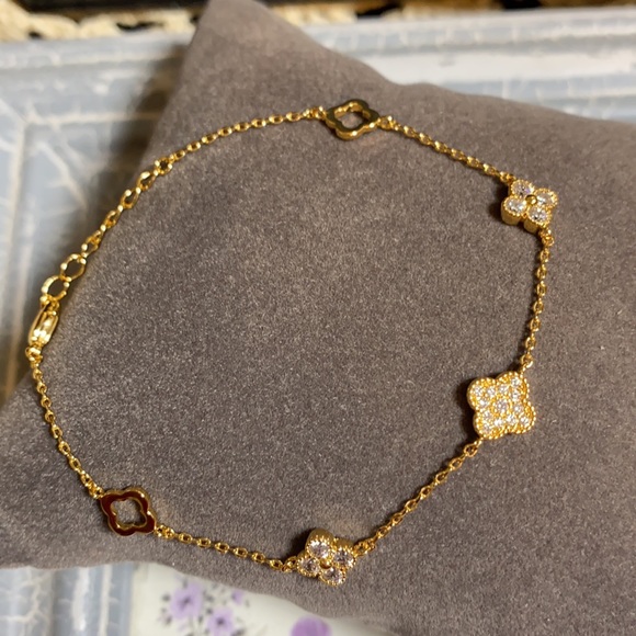 Clover Cubic Zirconia Gold Tone Bracelet. NWT - Picture 3 of 8